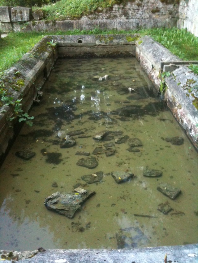 Vezelay 5_2011.JPG Fontaine Marie Madeleine de Vézelay
