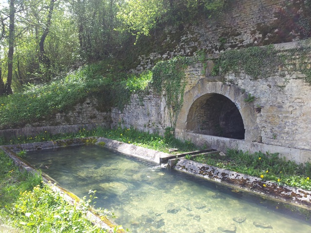 Vezelay 7_2012-2.jpg Fontaine Marie Madeleine de Vézelay